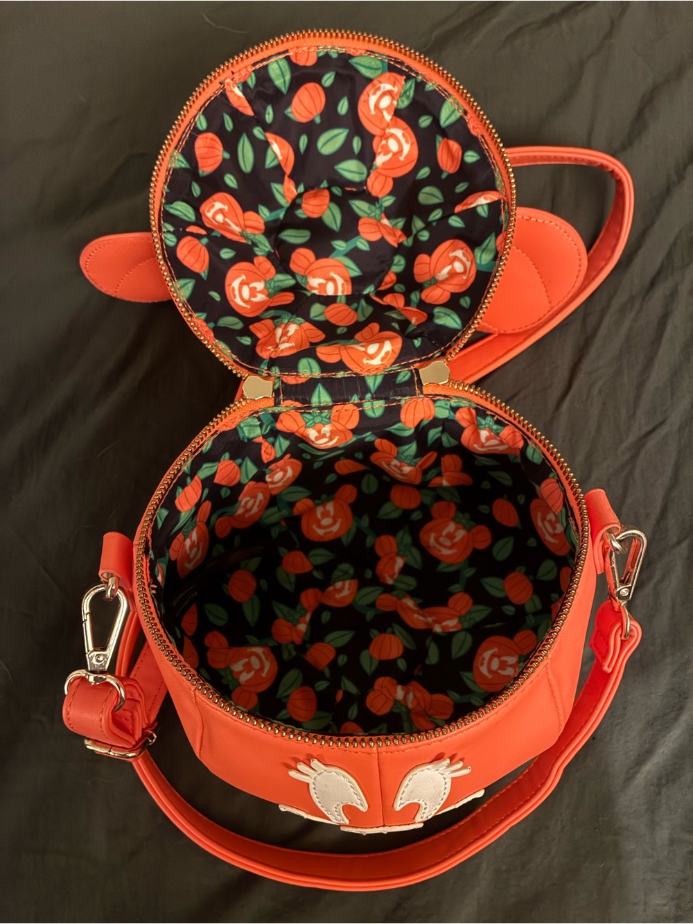 Disneys Loungefly Minnie Mouse Pumpkin Halloween Glow in the dark crossbody bag - Picture 6 of 6